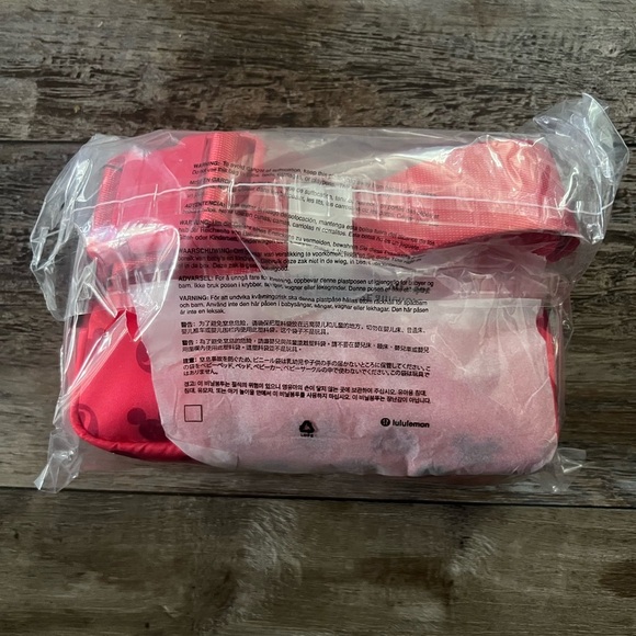 NEW DISNEY X LULULEMON EVERYWHERE BELT BAG MICKEY LOGO - Picture 9 of 9
